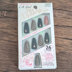 L.A. Girl Extra Drama Nail Kit *no glue*
